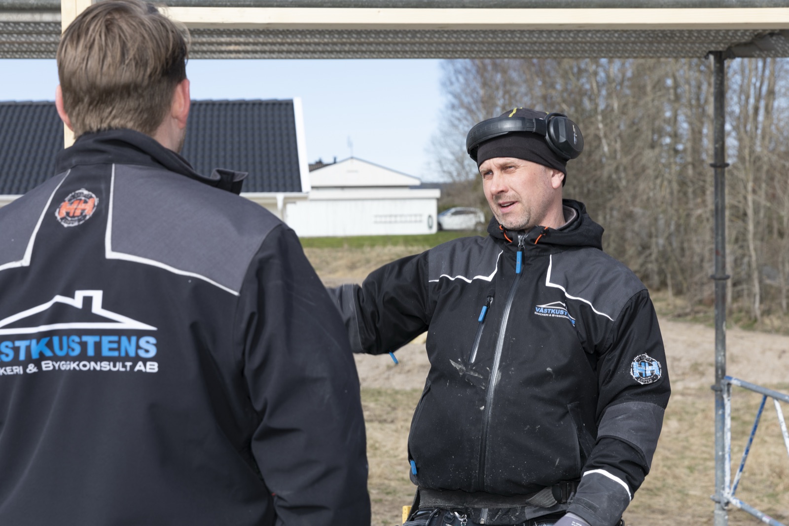 Projektledning och samarbete mellan snickare på plats