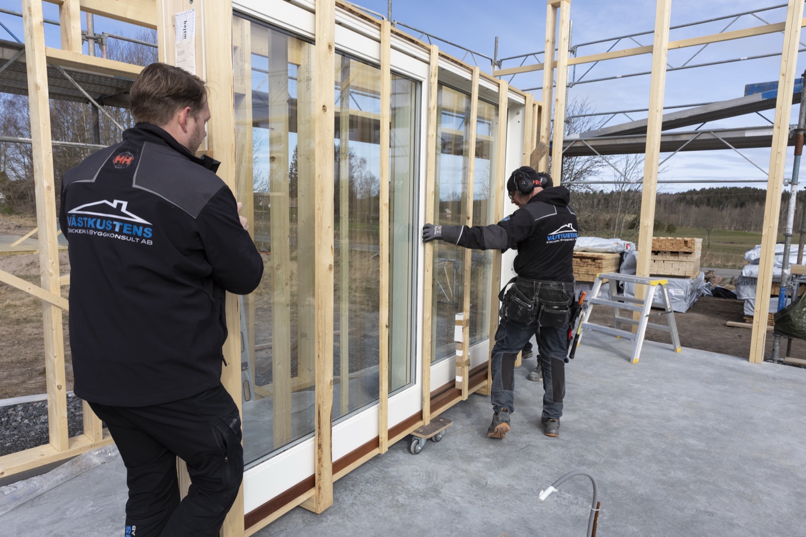 Installation av skjutdörr i stomme på byggplats